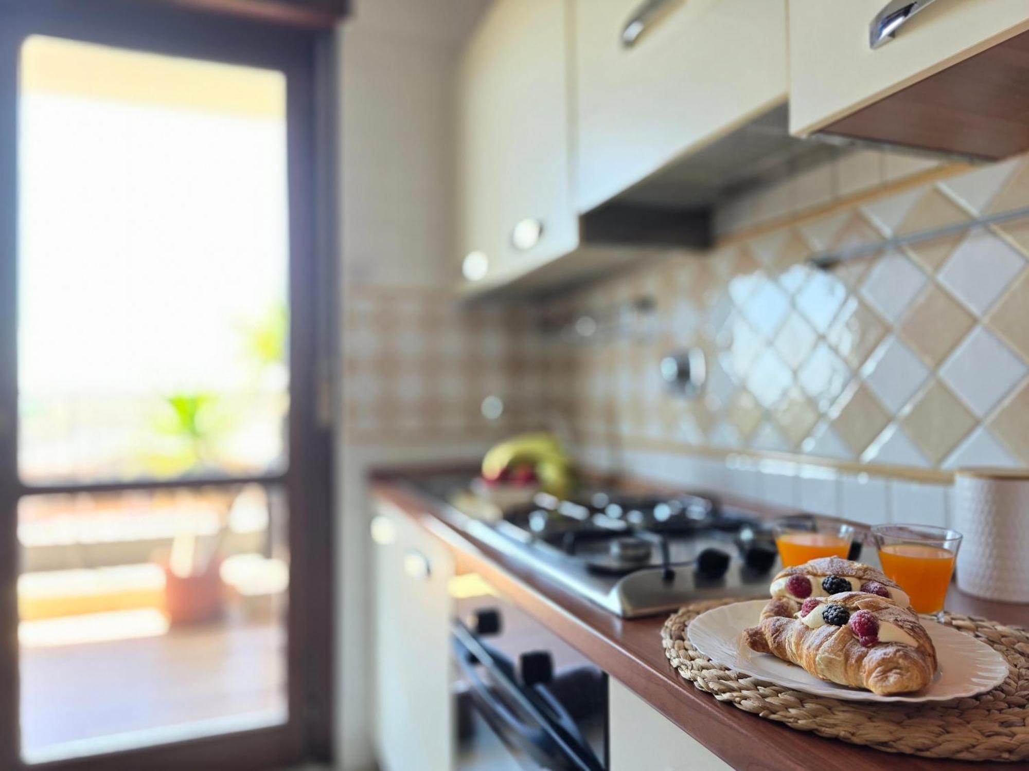 Golden Hour Apartment - Panoramic Terrace Фьюмичино Экстерьер фото